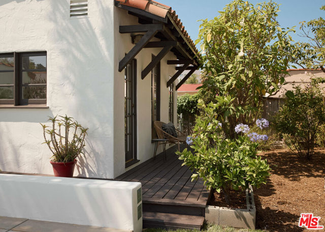 6401 San Vicente Boulevard, Los Angeles CA: https://media.crmls.org/mediaz/437c6671-7249-4f9b-a29f-f3c543ef1f2d.jpg