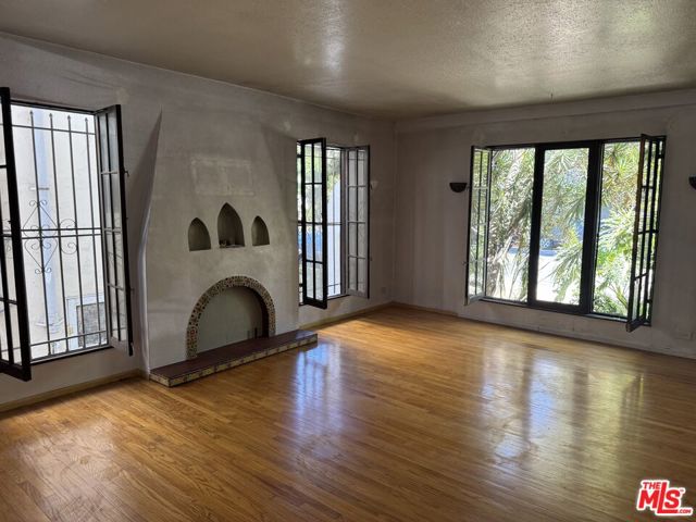 1531 Silver Lake Boulevard, Los Angeles CA: https://media.crmls.org/mediaz/437f64e0-a797-4517-b2cd-4c8ffbdddb32.jpg