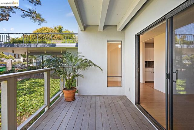 2 Commodore DR, Emeryville CA: https://media.crmls.org/mediaz/43823256-f69b-4964-b4e1-b06dbce704d6.jpg