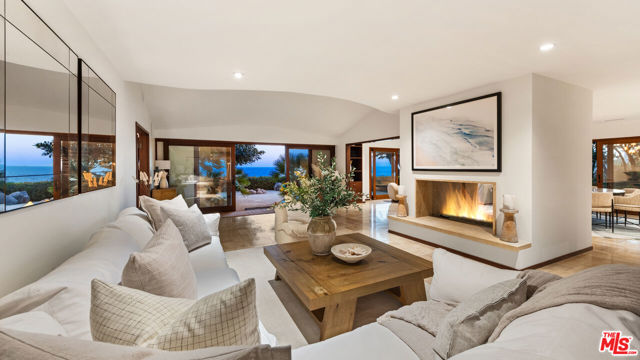 7221 Birdview Avenue, Malibu CA: https://media.crmls.org/mediaz/43828828-341c-45b3-a35c-85e2df322cdc.jpg