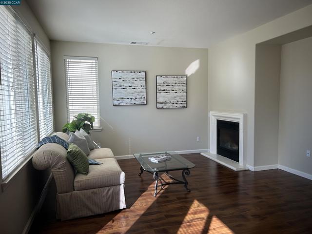 389 Black Rock Street, Brentwood CA: https://media.crmls.org/mediaz/4382c0c4-62a2-4036-aa7c-eb5238e4ec3a.jpg