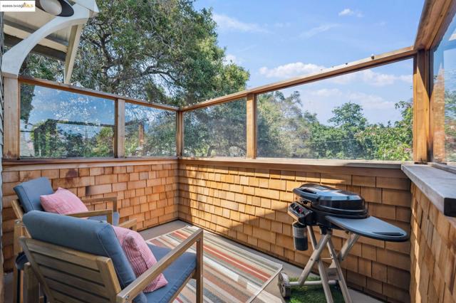 485 Hardy St, Oakland CA: https://media.crmls.org/mediaz/4383268a-1ea0-4445-ba7f-242e4fd8d3dd.jpg
