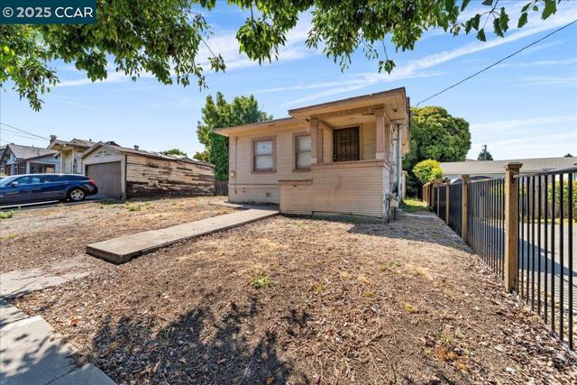1229 55Th St, Emeryville CA: https://media.crmls.org/mediaz/43843d70-ae21-4028-b5f1-40f7cc3467a7.jpg