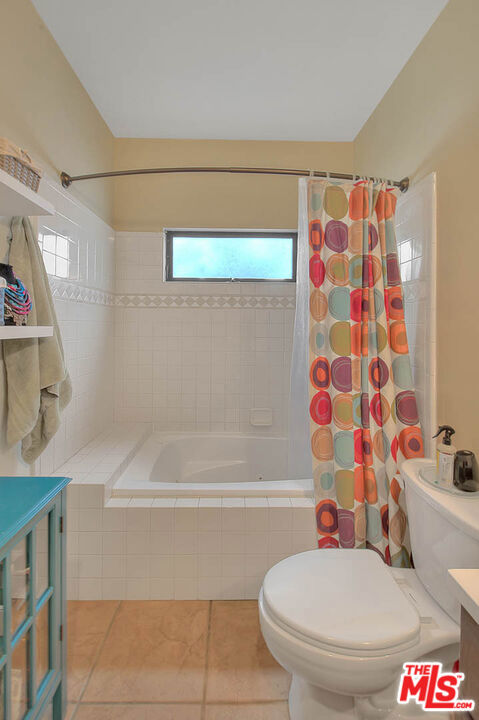 1821 S Sycamore Avenue, Los Angeles CA: https://media.crmls.org/mediaz/43844e36-23a3-4aa2-bccc-f62f853b669f.jpg