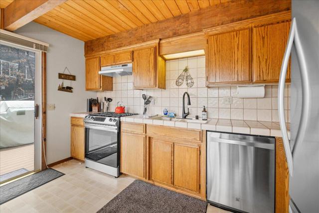 43289 Shasta Road, Big Bear CA: https://media.crmls.org/mediaz/4384ba1e-a105-4971-bbee-a77afe570db2.jpg