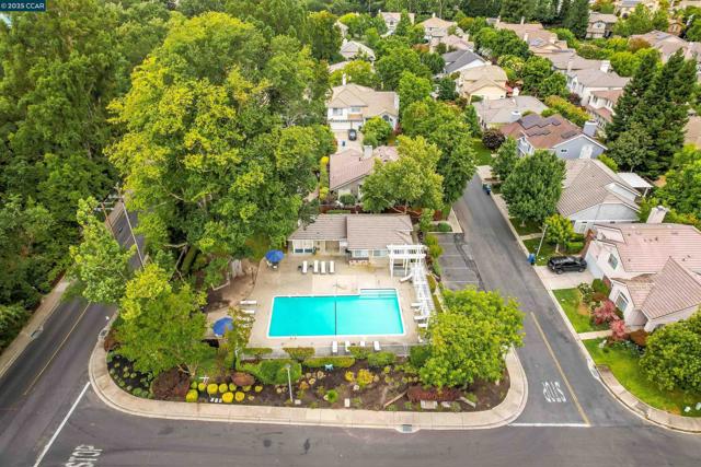405 Triomphe Ct, Danville CA: https://media.crmls.org/mediaz/43850f71-16be-4bde-8022-c4a3d7370884.jpg