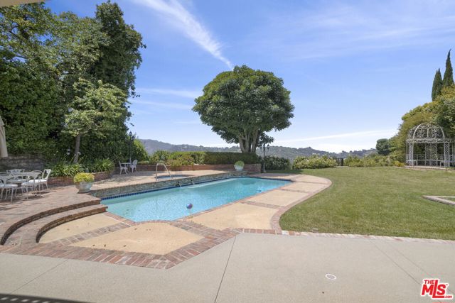 15515 Collina Strada, Los Angeles CA: https://media.crmls.org/mediaz/4385ea77-11f2-4036-9557-d6783040940e.jpg