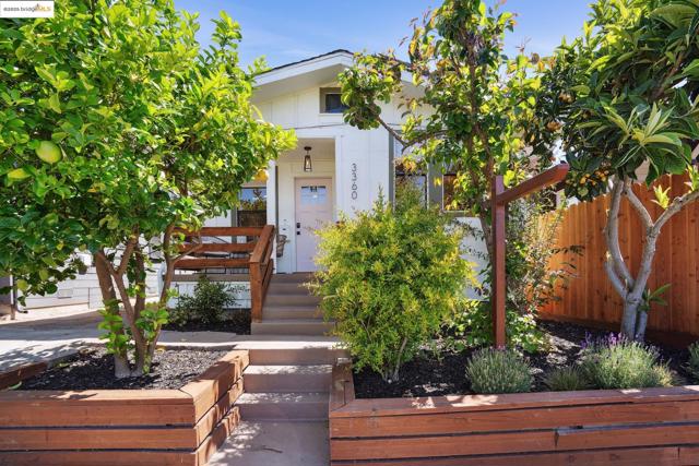 3360 Arizona St, Oakland CA: https://media.crmls.org/mediaz/4386b489-685e-4d2a-86bc-1497e11070e9.jpg