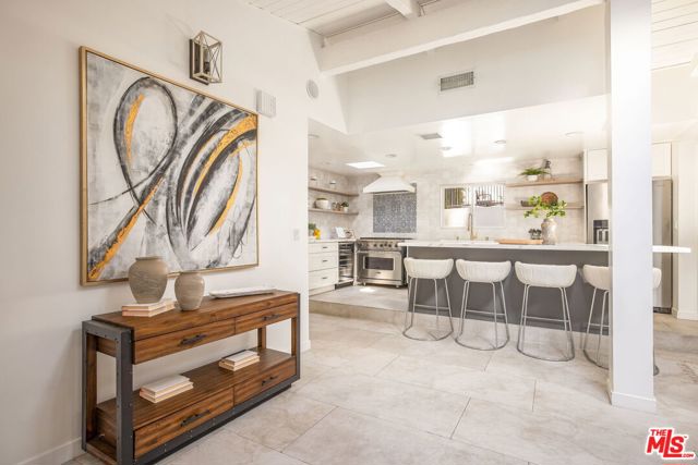 16733 Oak View Drive, Encino CA: https://media.crmls.org/mediaz/4386e3d3-6ff8-46b8-ac7c-98ab78cfc145.jpg