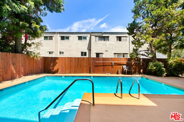 5215 Balboa Boulevard, Encino CA: https://media.crmls.org/mediaz/43875690-411b-4e86-b4b6-633963ef04d5.jpg