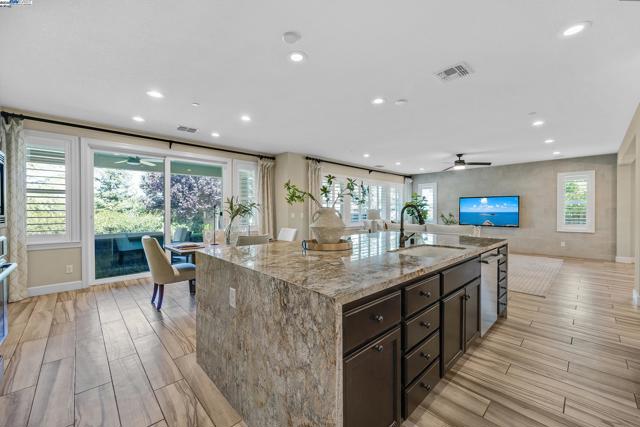 3838 Santa Fe Lane, Tracy CA: https://media.crmls.org/mediaz/438759dc-313f-4616-b7f0-2cd730291e1f.jpg