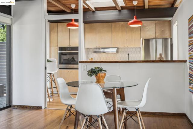 5855 Chelton Dr, Oakland CA: https://media.crmls.org/mediaz/43875eb0-f176-4a47-84a8-ad1dede48e55.jpg