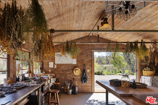 5949 Bonsall Drive, Malibu CA: https://media.crmls.org/mediaz/43890b5b-e0b9-4c69-b7e3-06488600b562.jpg