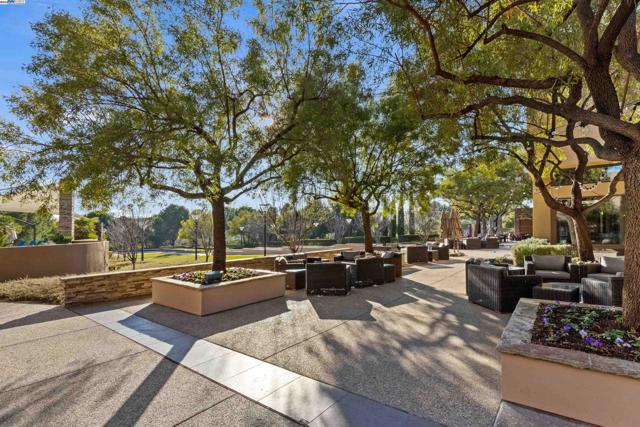 2062 Reserva Ct, Brentwood CA: https://media.crmls.org/mediaz/43899fe4-fa17-4254-9edb-170d619b9294.jpg