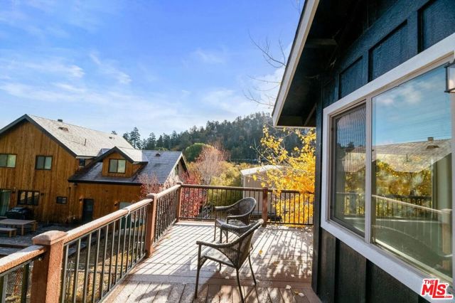 993 Cameron Drive, Big Bear CA: https://media.crmls.org/mediaz/438b4c8f-0983-4fb2-957e-2460b77c7b2d.jpg