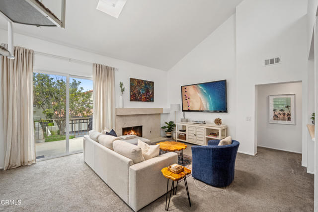 2287 Martinique Lane, Oxnard CA: https://media.crmls.org/mediaz/438b8fc0-5b35-4db5-9e23-6f794b5fd613.jpg