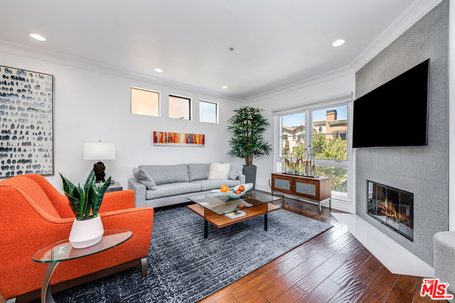12026 Hoffman Street, Studio City CA: https://media.crmls.org/mediaz/438d86de-ca9c-40c7-842d-e9ceb6008402.jpg