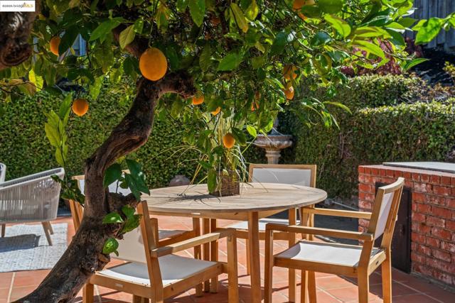 6141 Broadway Ter, Oakland CA: https://media.crmls.org/mediaz/438d9122-5f0d-4fa2-8061-018bb93cce96.jpg