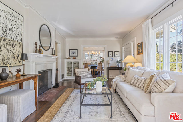 601 S Hudson Avenue, Pasadena CA: https://media.crmls.org/mediaz/438db463-793a-43c2-b51f-cfe387c5cdec.jpg