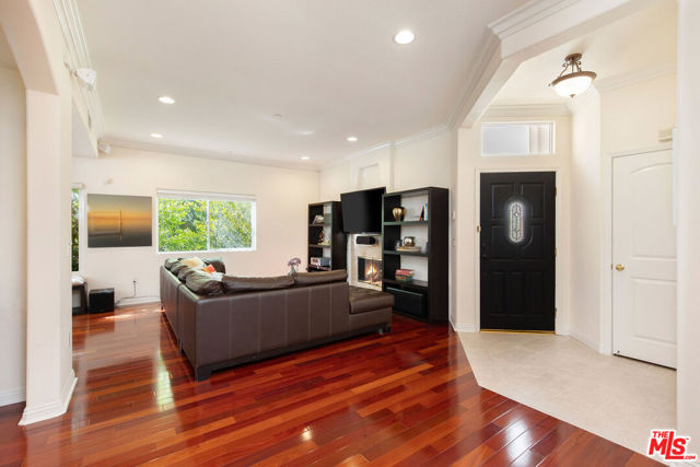13912 Oxnard Street, 6 photo 5