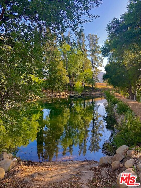 10999 Ojai Santa Paula Road, Ojai CA: https://media.crmls.org/mediaz/438ef338-c49c-405a-b471-f996292bef7a.jpg