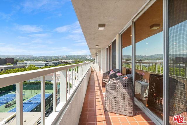339 N Palm Drive, Beverly Hills CA: https://media.crmls.org/mediaz/438f6bc9-12cc-4579-87c9-d378d38e8e38.jpg