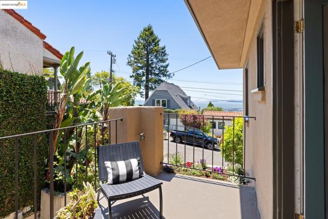 971 Santa Barbara Rd, Berkeley CA: https://media.crmls.org/mediaz/438f8066-933b-4402-8831-70ffb2d1f417.jpg