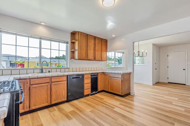 921 Newman Drive, South San Francisco CA: https://media.crmls.org/mediaz/439049f5-1069-49af-9f75-cf25232ccd8b.jpg