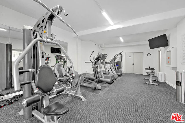 6752 Hillpark Drive, Los Angeles CA: https://media.crmls.org/mediaz/4390b0e5-8147-4501-9f50-38fee88e8ece.jpg