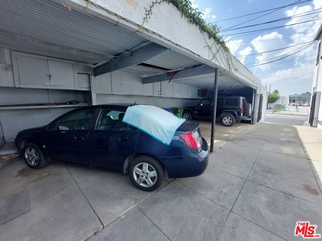 1296 S Citrus Avenue, Los Angeles CA: https://media.crmls.org/mediaz/4390be2b-e692-4867-9a8c-059cc14ff2de.jpg