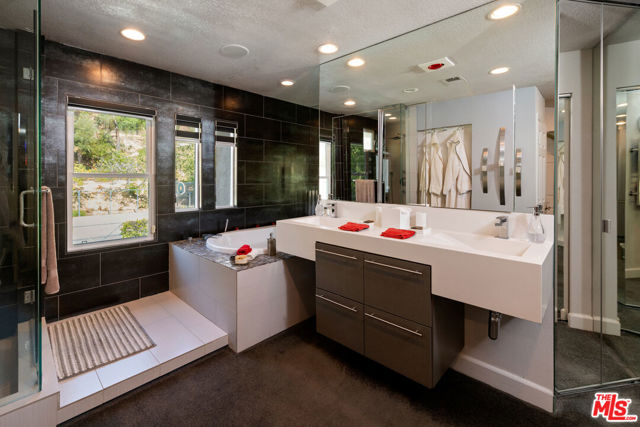 22205 Dardenne Street, Calabasas CA: https://media.crmls.org/mediaz/439147b4-3fef-42cd-ad23-cce0475671e7.jpg