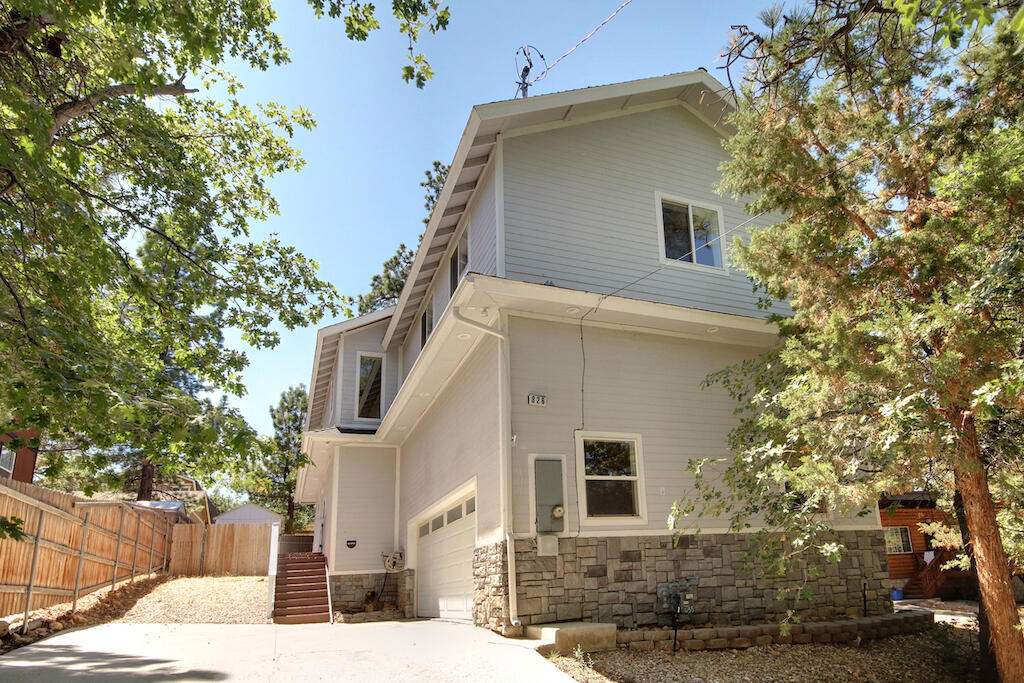 826 Santa Barbara Avenue