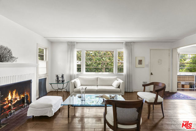 10941 Peach Grove Street, Toluca Lake CA: https://media.crmls.org/mediaz/43924436-df2a-4d5d-8909-0293f0e8c4b1.jpg