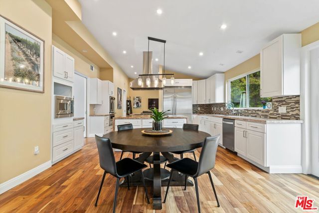 436 Levering Avenue, Los Angeles CA: https://media.crmls.org/mediaz/4392f69c-4ae2-45cf-afb1-dc3f020085f0.jpg