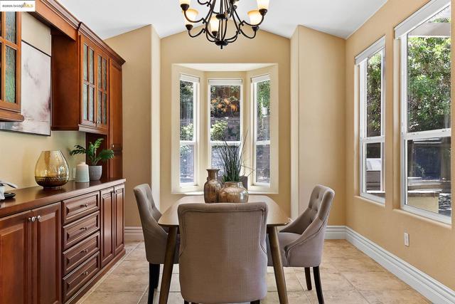 1101 Lafite Ct, Brentwood CA: https://media.crmls.org/mediaz/43934198-206d-4c04-b72a-cccbbe0f4771.jpg