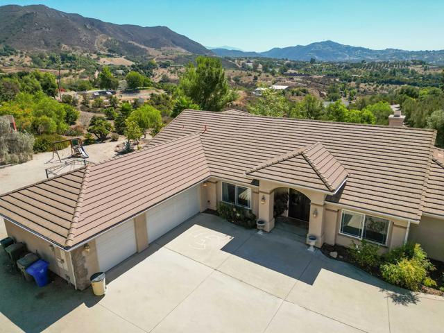 40487 Rock Mountain Drive, Fallbrook CA: https://media.crmls.org/mediaz/4393a45b-e3a1-414e-8296-fb0aa6b124bc.jpg