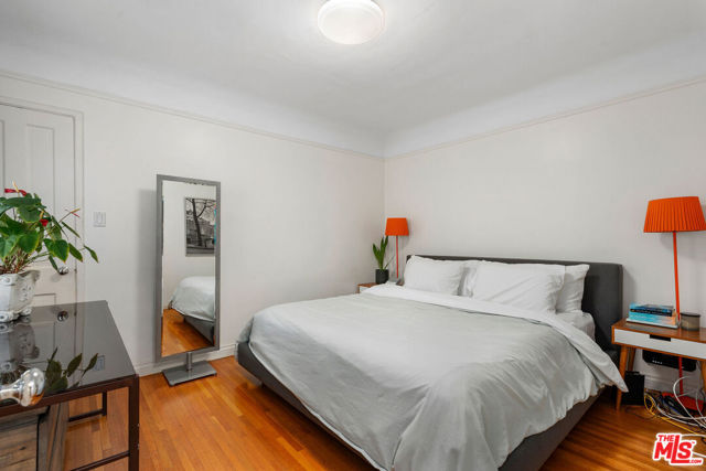 9645 W Olympic Boulevard, Beverly Hills CA: https://media.crmls.org/mediaz/4393b0e6-d2fd-41fc-bb8f-559bbfecb8b0.jpg