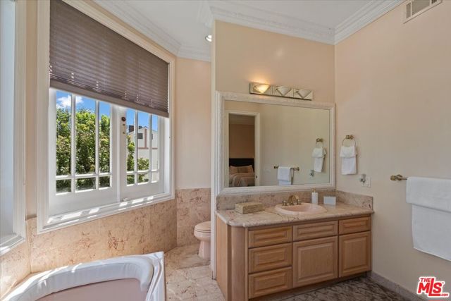 622 Roxbury Drive, Beverly Hills, California 90210, 5 Bedrooms Bedrooms, ,6 BathroomsBathrooms,Single Family Residence,For Sale,Roxbury,24428353