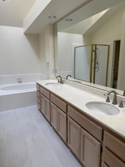 119 Heritage Park Dr, Danville CA: https://media.crmls.org/mediaz/439577cc-8e3e-493a-bbea-24fe920c7bd5.jpg