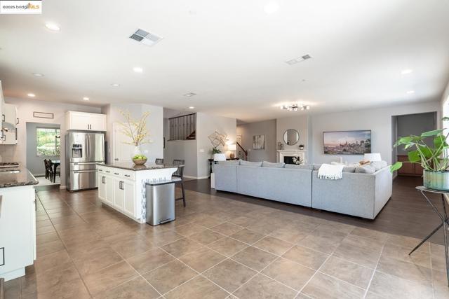719 Monte Verde Ln, Brentwood CA: https://media.crmls.org/mediaz/4395a318-e7fa-4292-a9f3-faa70435548b.jpg