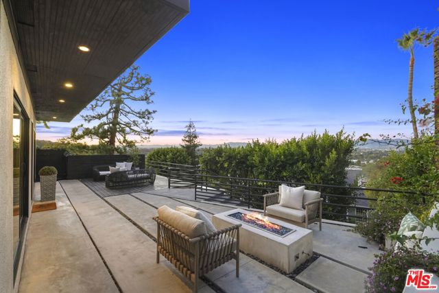 3838 Buena Park Drive, Studio City CA: https://media.crmls.org/mediaz/4396063e-d7ef-43dc-9a40-c19fa3307704.jpg