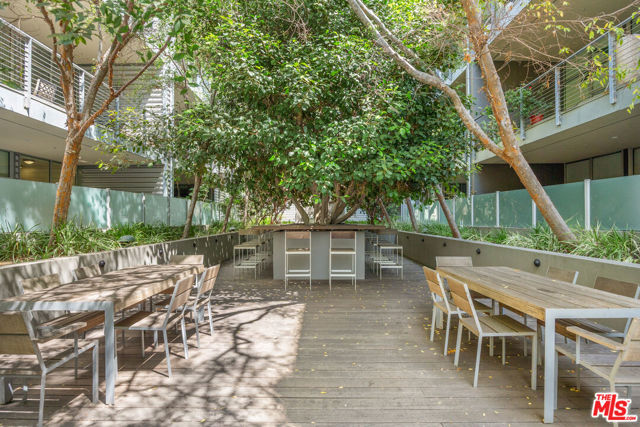 4080 Glencoe Avenue, Marina del Rey CA: https://media.crmls.org/mediaz/4396ac30-381e-4537-a329-30cf08b8d798.jpg