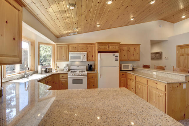 1769 Cascade Road, Big Bear CA: https://media.crmls.org/mediaz/4396b275-435f-4dac-9a58-799f92d128ad.jpg