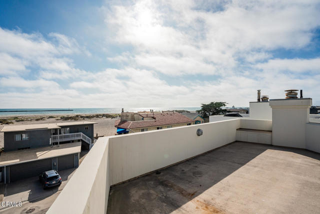 3300 Ocean Drive, Oxnard CA: https://media.crmls.org/mediaz/4396b2cf-3ba6-4290-8412-a661016549b9.jpg