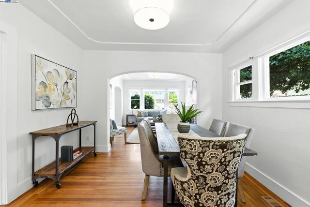 3936 Midvale Ave, Oakland CA: https://media.crmls.org/mediaz/4396dd0b-dc65-49aa-b891-286deb59ccd2.jpg