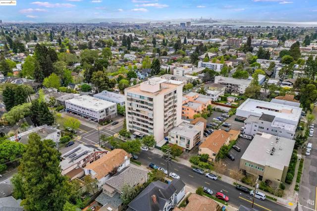 2550 Dana St, Berkeley CA: https://media.crmls.org/mediaz/4397113f-ab91-4f66-8d15-428d19601373.jpg