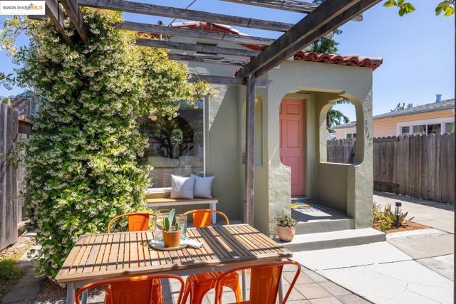 3742 Loma Vista AVE, Oakland CA: https://media.crmls.org/mediaz/43979750-381a-49a0-a184-df340f8d413c.jpg