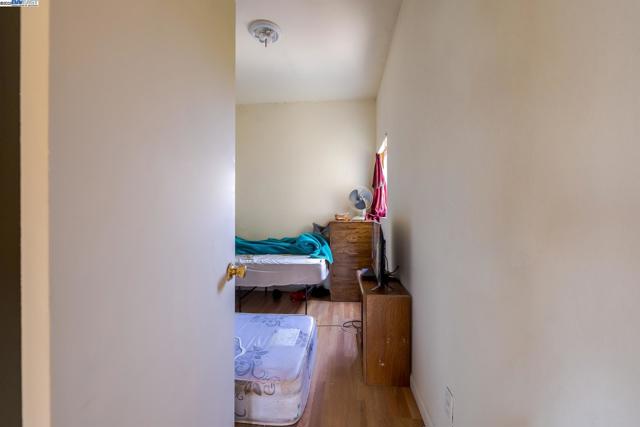 1437 25Th Ave, Oakland CA: https://media.crmls.org/mediaz/43990742-5a7d-4f98-ae24-3f62ca5f84e6.jpg