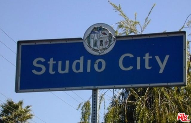 12752 Halkirk Street, Studio City CA: https://media.crmls.org/mediaz/439a0d2c-cae1-475e-9dce-365af72d22c1.jpg