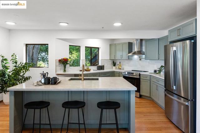 2112 Manzanita Dr, Oakland CA: https://media.crmls.org/mediaz/439a6989-7029-45e2-8a7a-57acda86e6d0.jpg